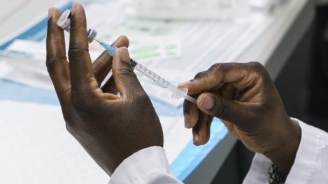 Une infirmière prépare un vaccin lors d'une séance de vaccination