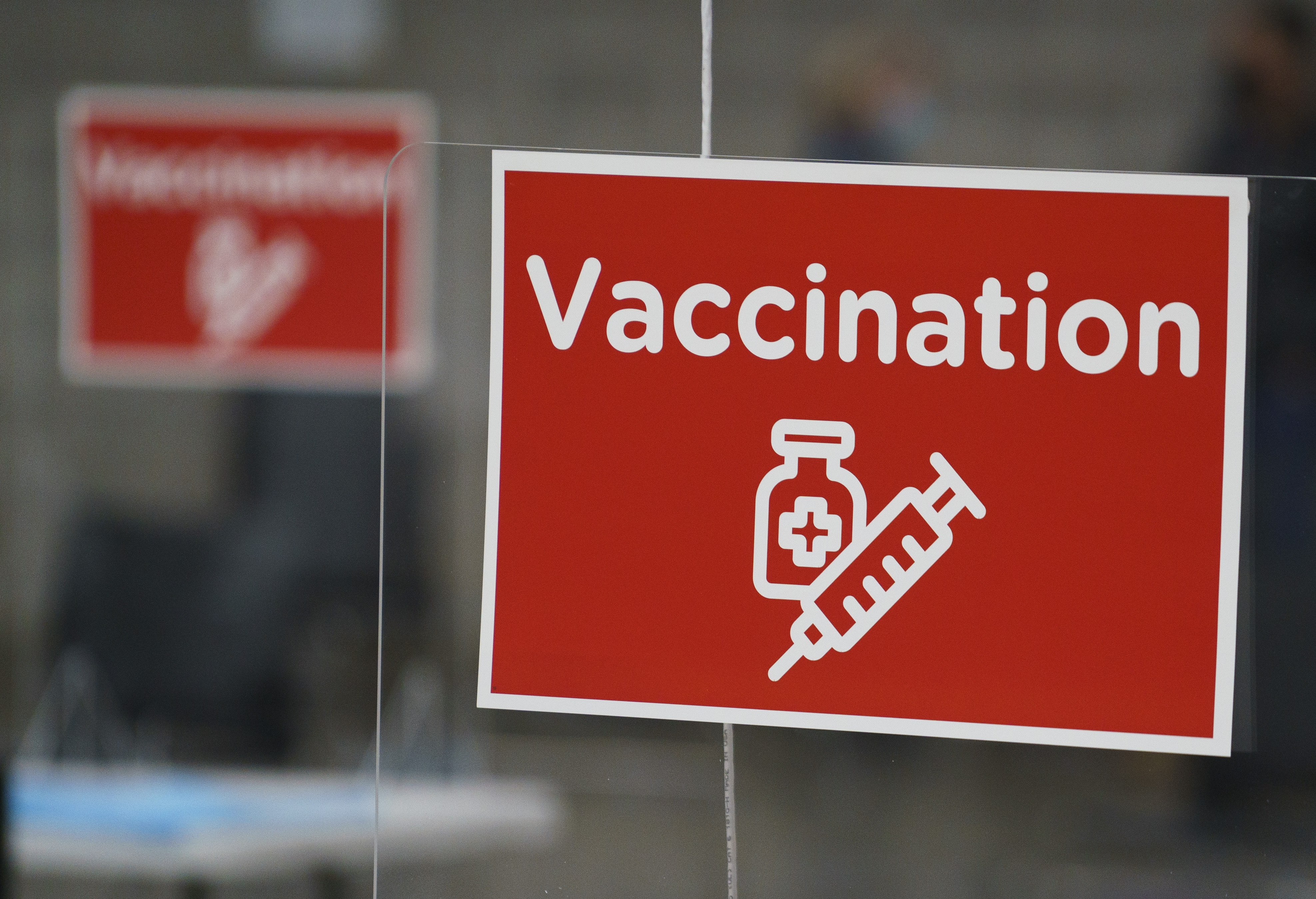 Une affiche dans une clinique de vaccination contre la COVID-19, à Montréal.