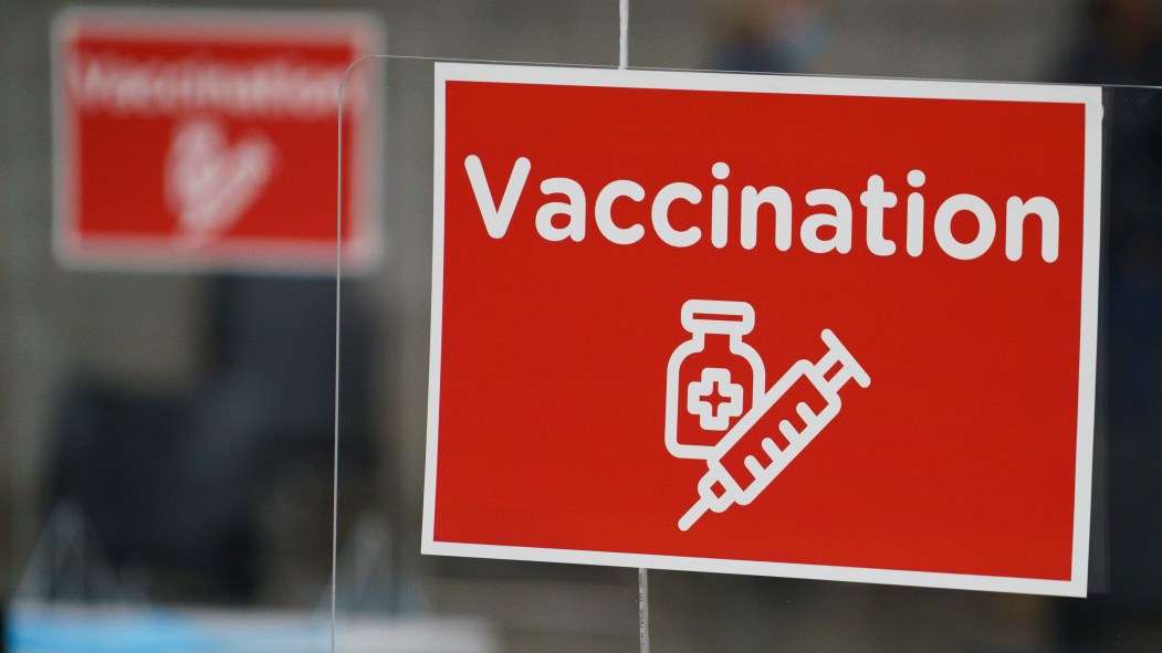 Une affiche dans une clinique de vaccination contre la COVID-19, à Montréal.