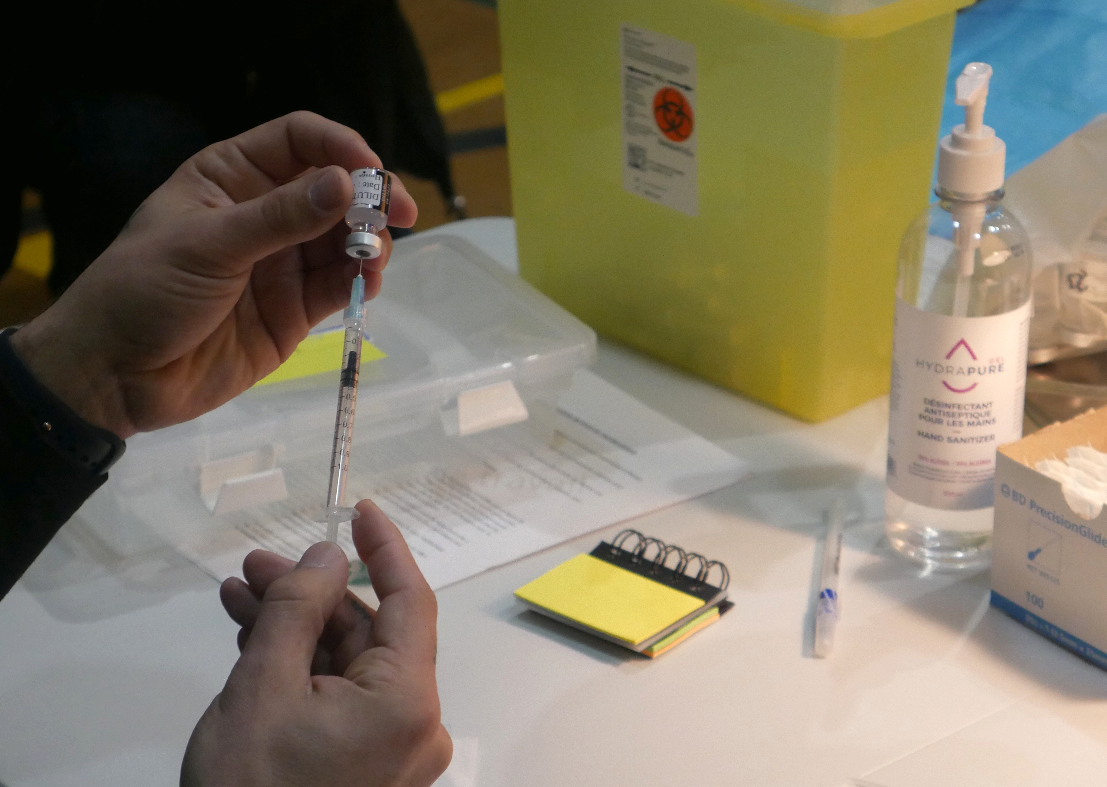 Une fois décongelé et dilué, le vaccin doit être administré dans les 6 heures qui suivent.