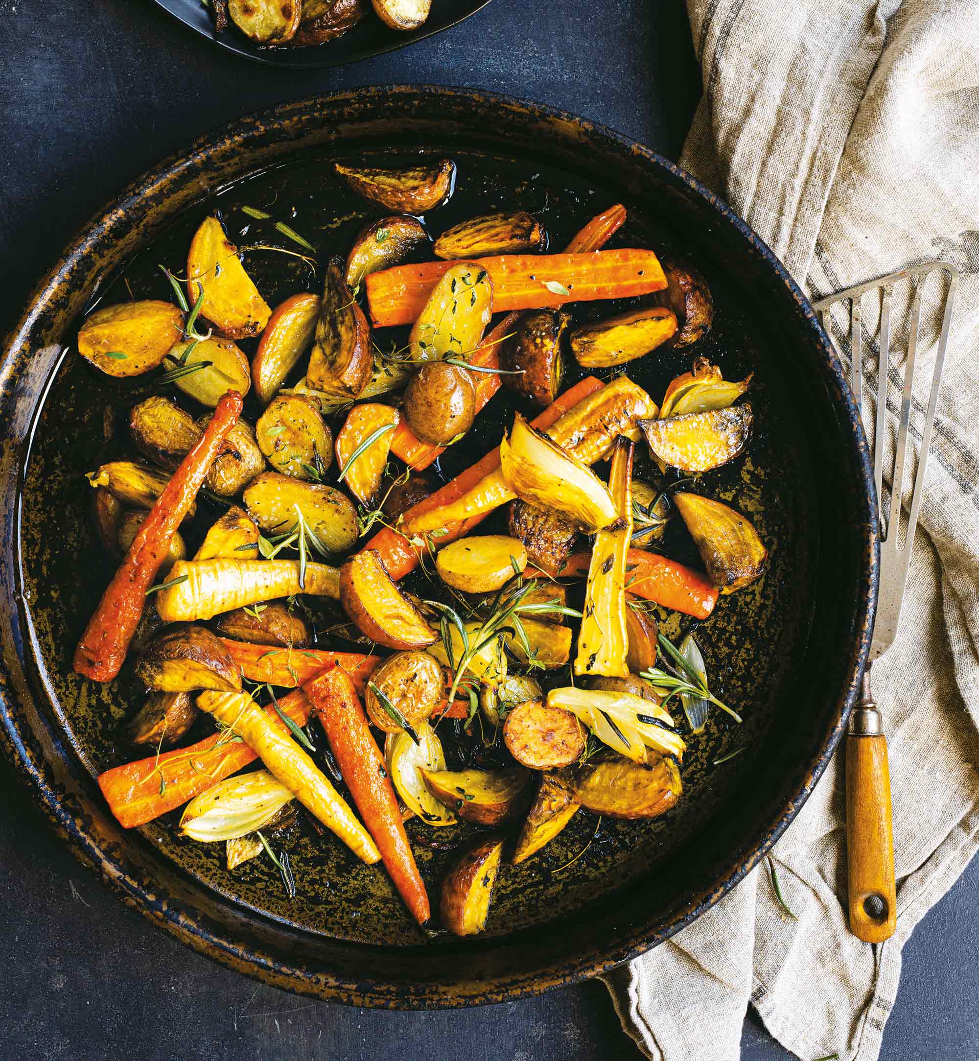 Plat de l&eacute;gumes r&ocirc;tis. Over head.