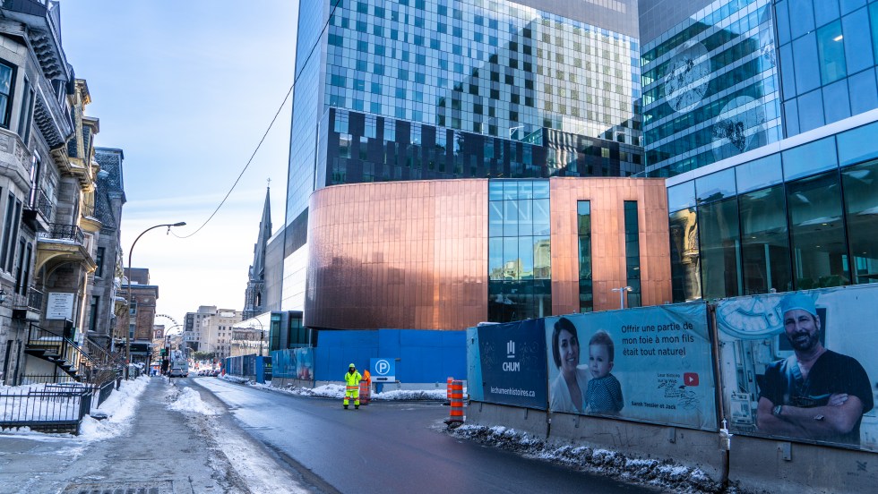 La rue Saint-Denis, entre le boulevard René-Lévesque et la rue Viger, à côté du CHUM.