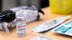 Un kit du vaccin de Moderna au centre de vaccination install&eacute; au Palais des congr&egrave;s de Montr&eacute;al