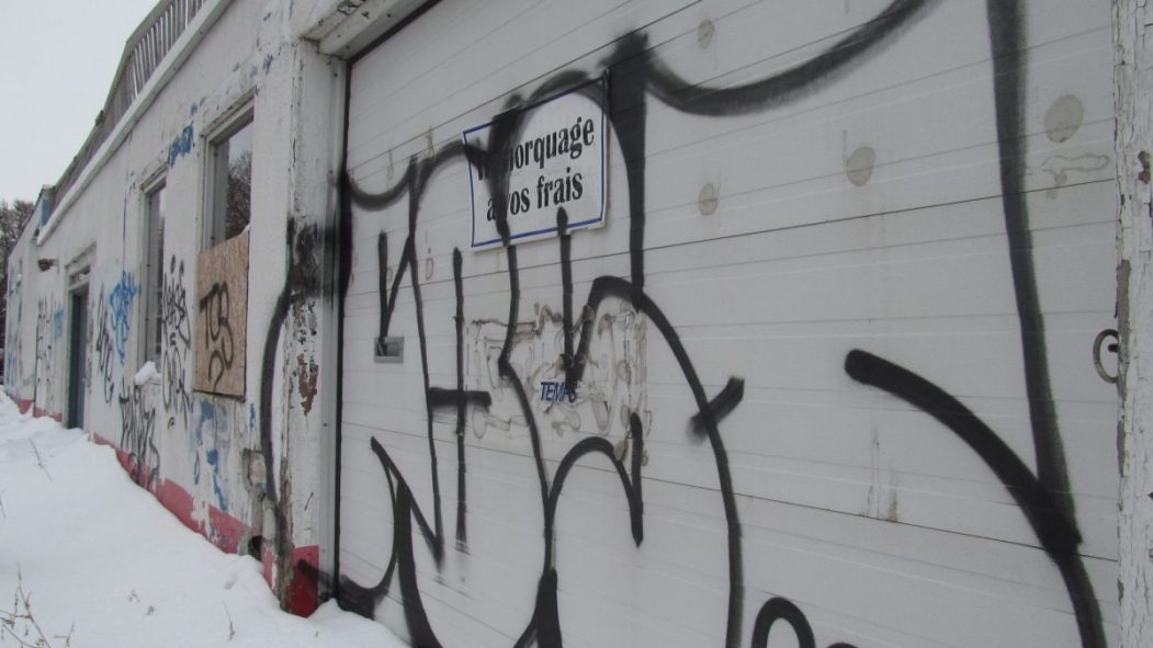 Des graffitis sur une porte de garage.
