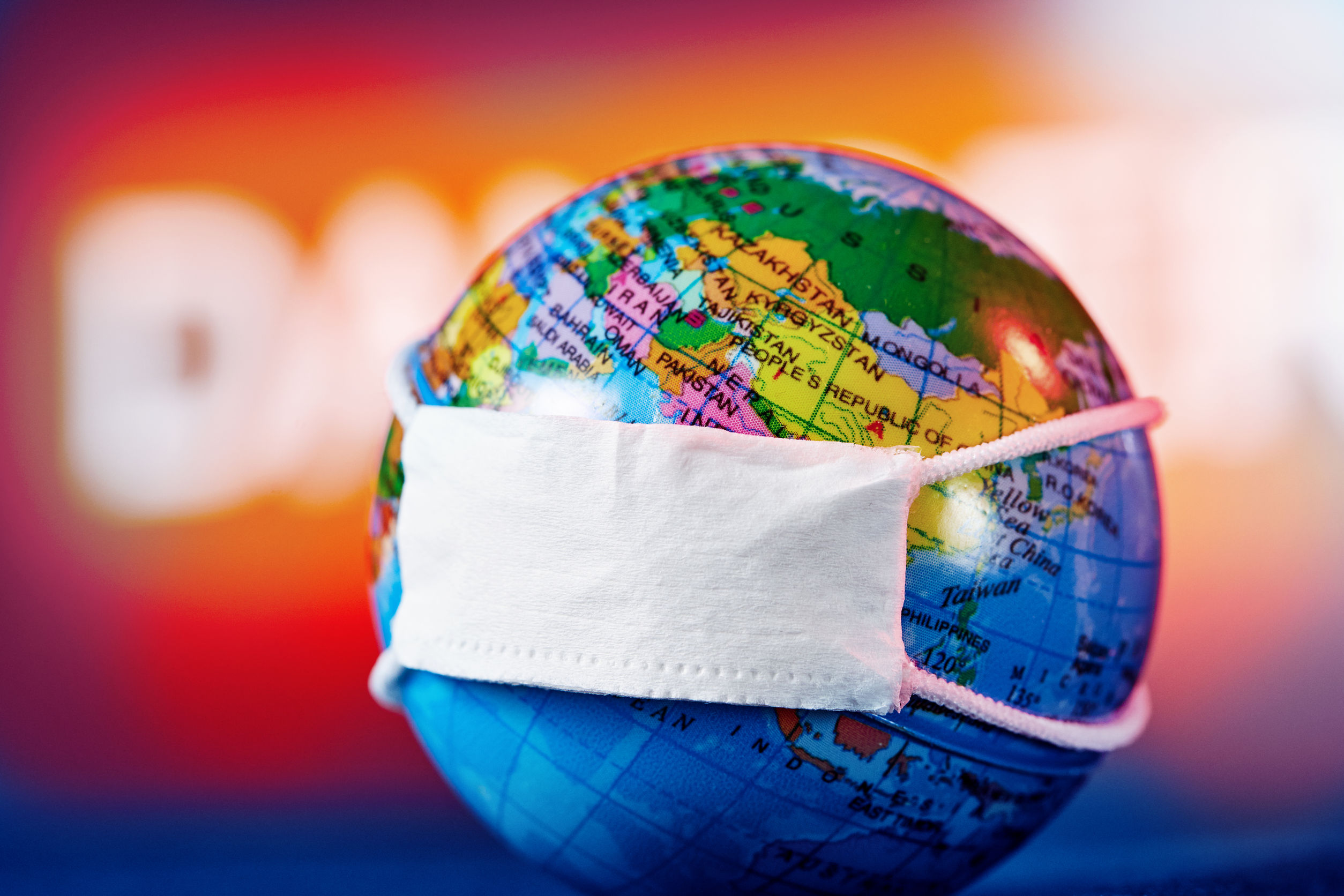 Un globe terrestre avec un masque