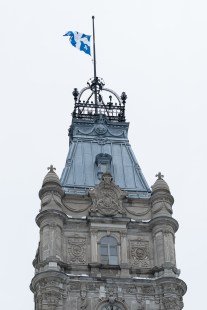 Le drapeau du Québec, mis en berne sur la tour centrale du parlement
