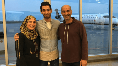 Ali et ses parents après leur arrivée au Canada