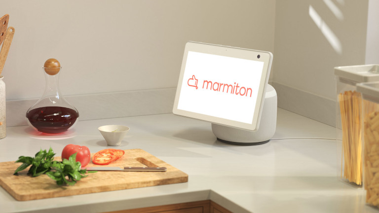 L’Echo Show 10 est particulièrement pratique dans une cuisine pour se divertir ou suivre des recettes. Echo Show 10 assistant vocal cuisine Amazon