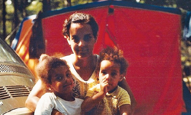 Dominique Anglade (à gauche), accompagnée de sa mère, Mireille, et de sa petite soeur, Pascale