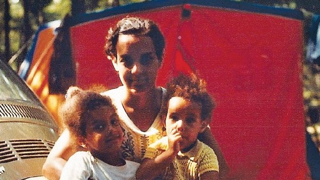 Dominique Anglade (à gauche), accompagnée de sa mère, Mireille, et de sa petite soeur, Pascale