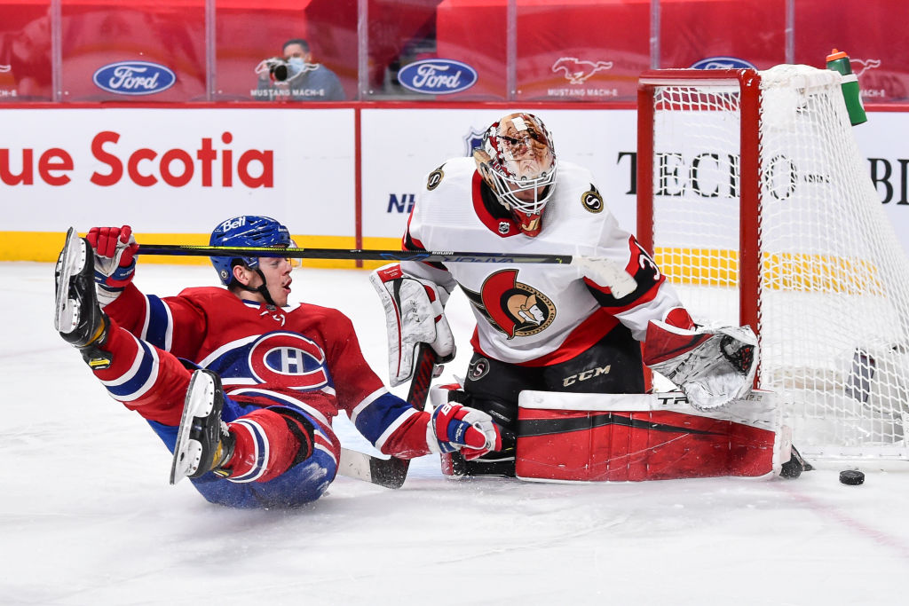 Le joueur du Canadien de Montréal Jesperi Kotkaniemi tombe devant le filet après un arrêt du gardien de but des Sénateurs d'Ottawa.