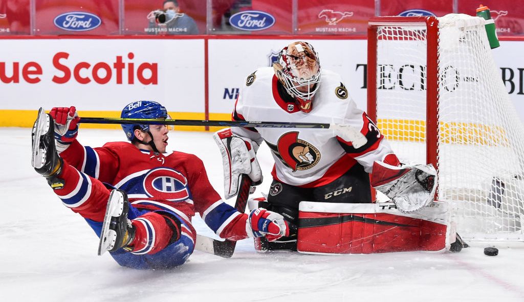 Le joueur du Canadien de Montréal Jesperi Kotkaniemi tombe devant le filet après un arrêt du gardien de but des Sénateurs d'Ottawa.