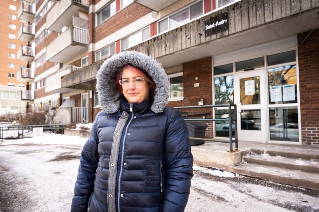 Tina-Lili Gagné devant son HLM dans le quartier Centre-Sud de Montréal, un édifice qui se vide à cause de sa décrépitude.