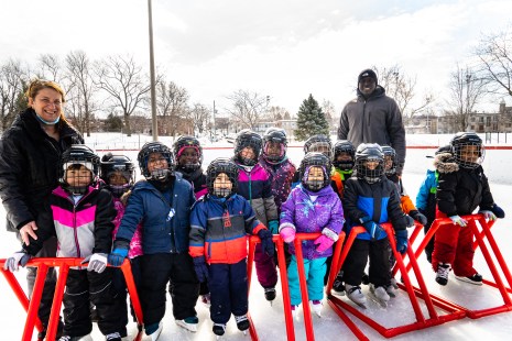 Haruna Ba avec son groupe de jeunes &agrave; la patinoire du parc Sauv&eacute;.