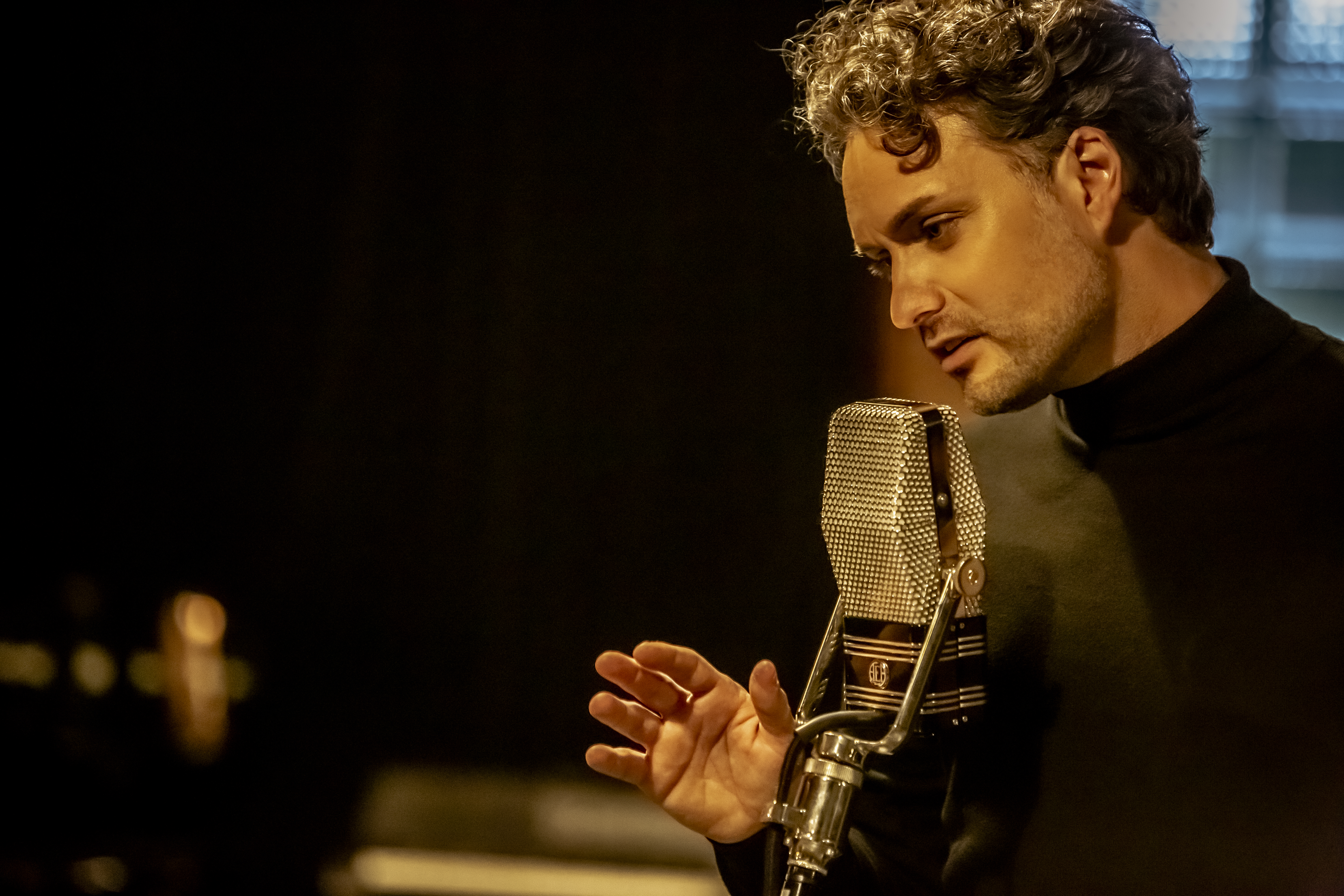 Le chanteur Martin Théberge se penche sur son micro.
