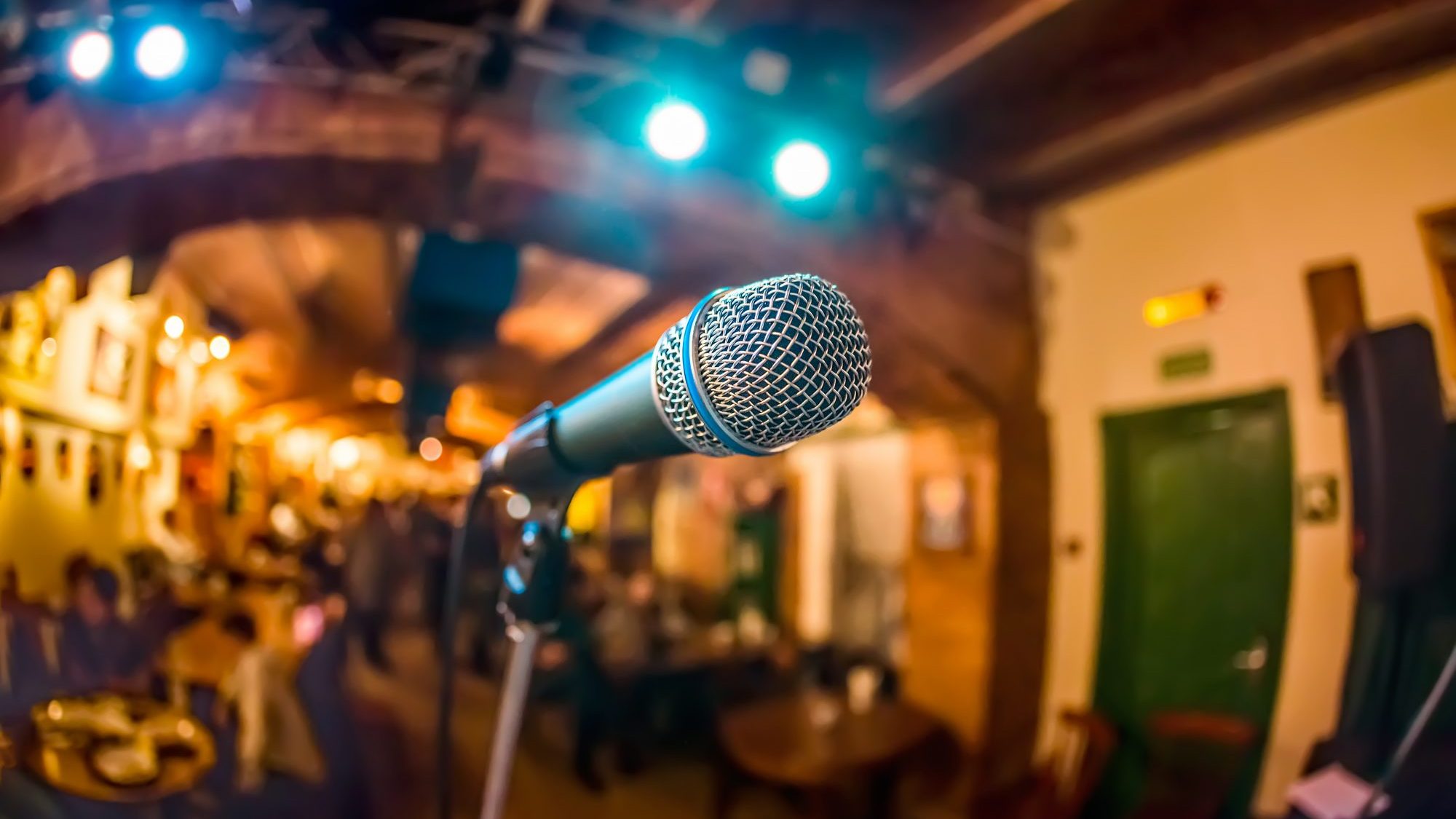Un microphone placé sur une scène pour un spectacle d'humour