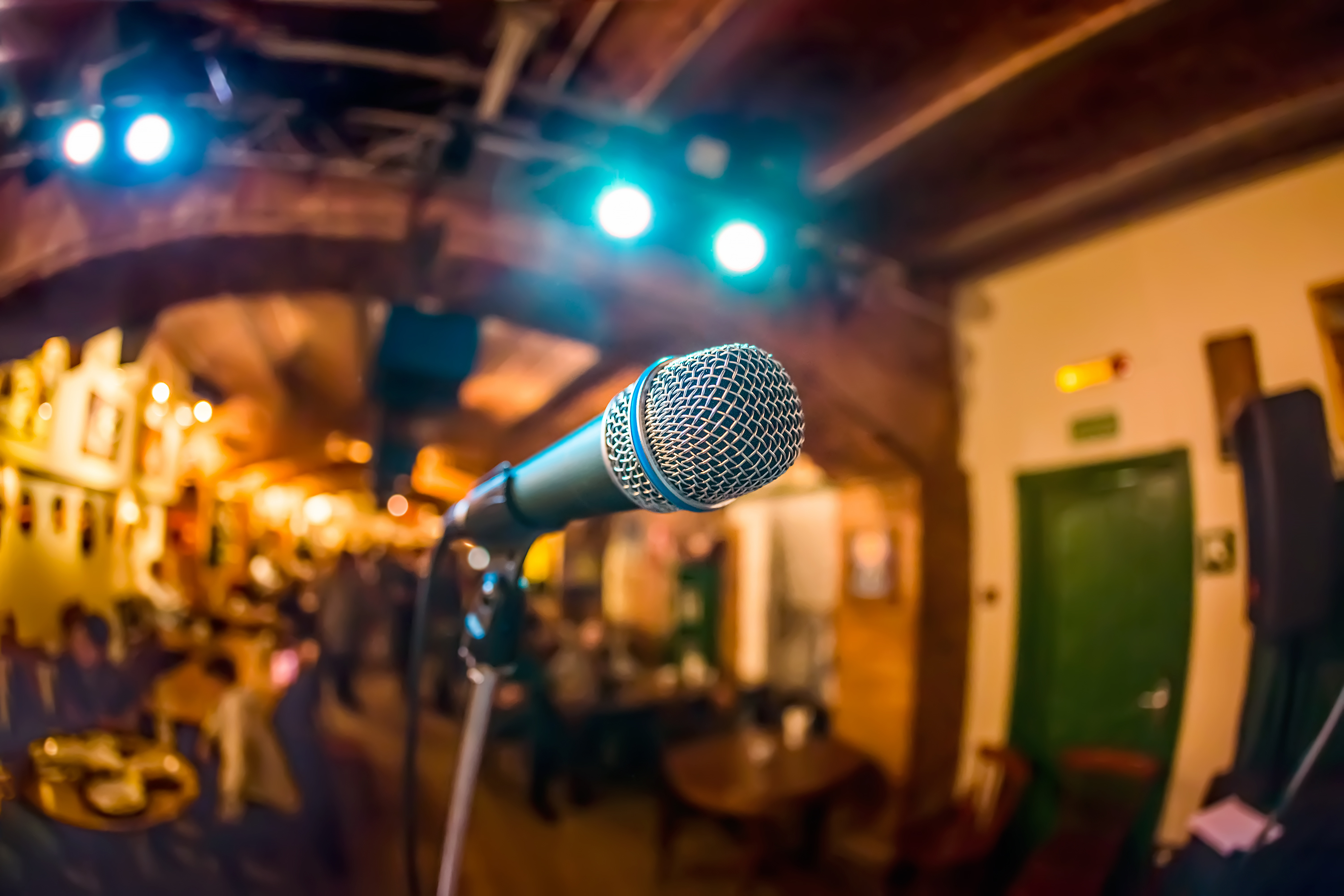Un microphone placé sur une scène pour un spectacle d'humour