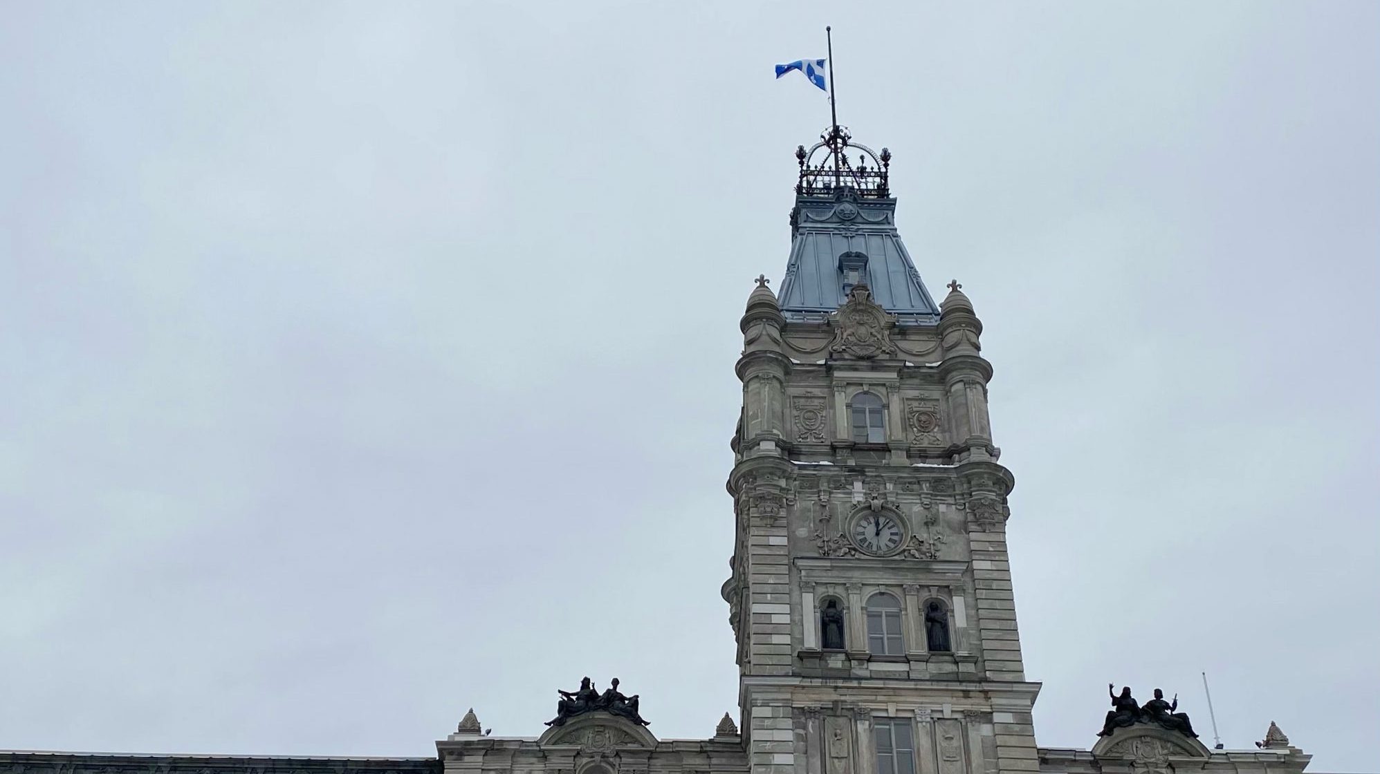 La tour centrale de l'hôtel du Parlement du Québec, drapeau en berne