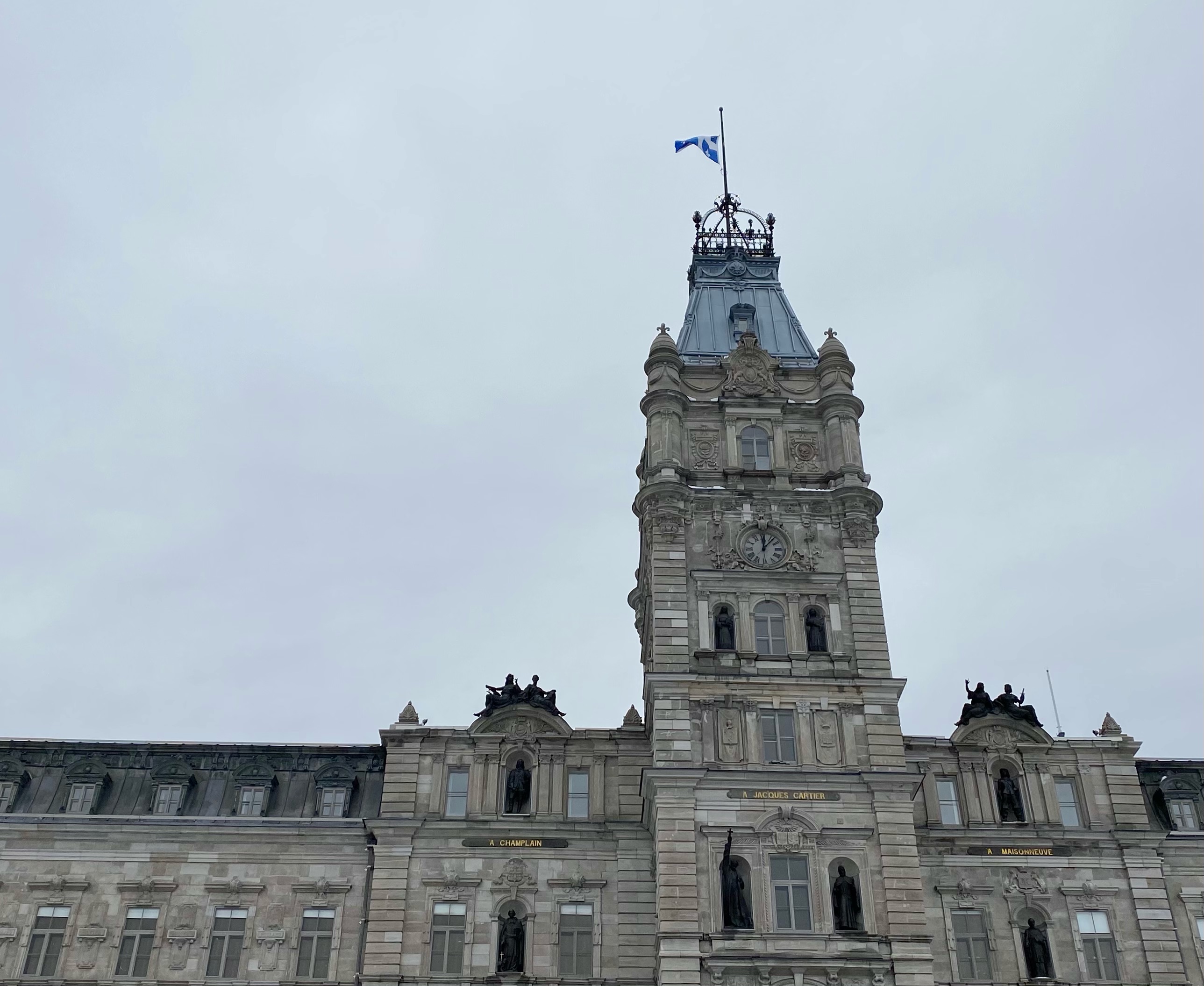 La tour centrale de l'hôtel du Parlement du Québec, drapeau en berne