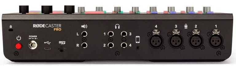 On retrouve une foule de prises de connexion à l’arrière de la console de son RØDECaster Pro. rodecaster pro console son podcast prises connexion
