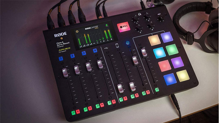 Le principal attrait de la console RØDECaster Pro, c’est qu’elle est tout-en-un et fait absolument tout. rodecaster pro console son podcast tout-en-un