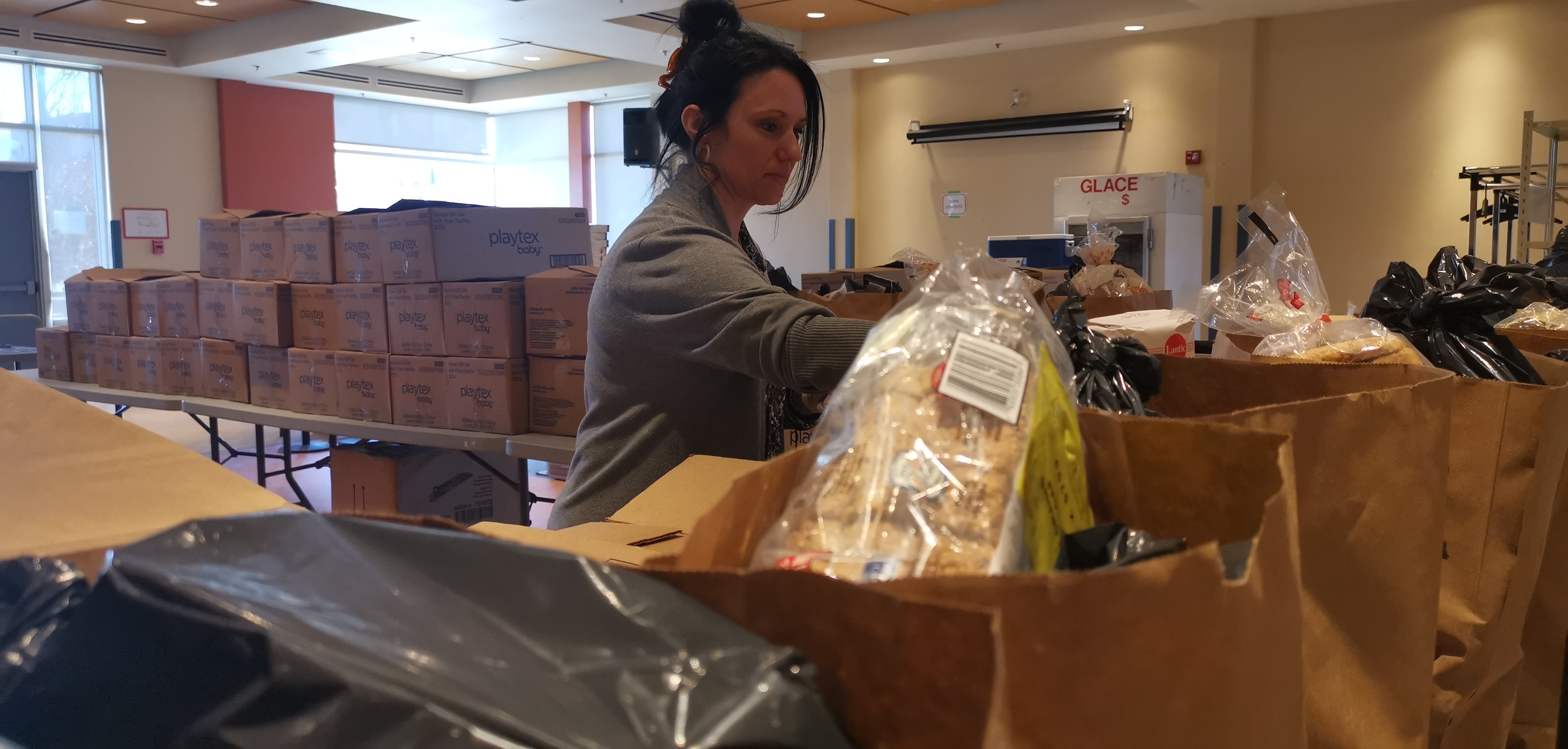 Sonia Longpré-Marcoux en train de distribuer des denrées.