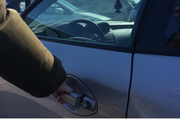 Portière d’auto déverrouillées.