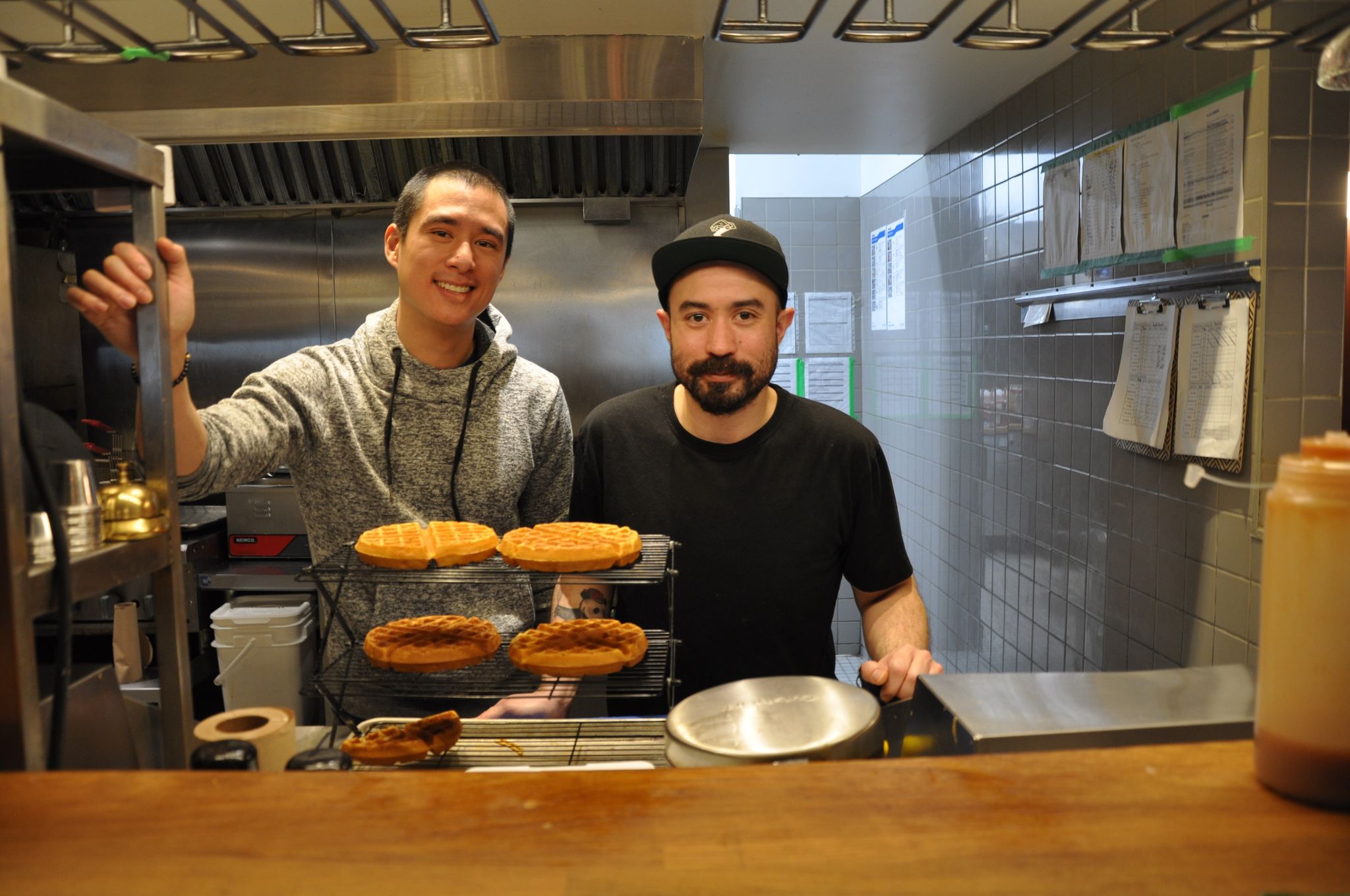 Albert Leclair et Steven Nguyen dans les locaux de La Bêtise.