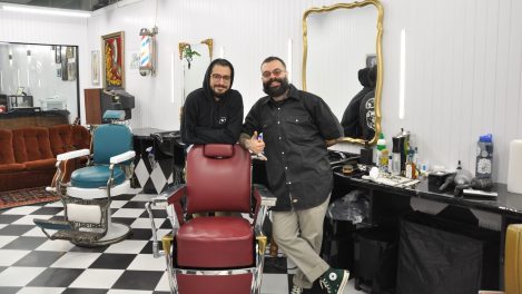 Franco Sciannamblo et Angel Gonzalez sont prêts à accueillir les clients dans le salon de barbier et tatouage.