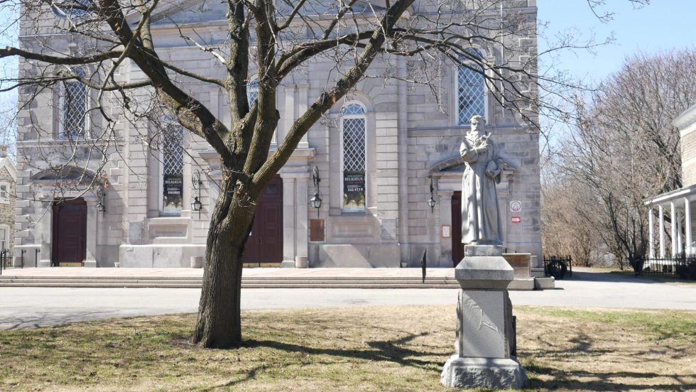 Texte raciste statue Viel recouvert