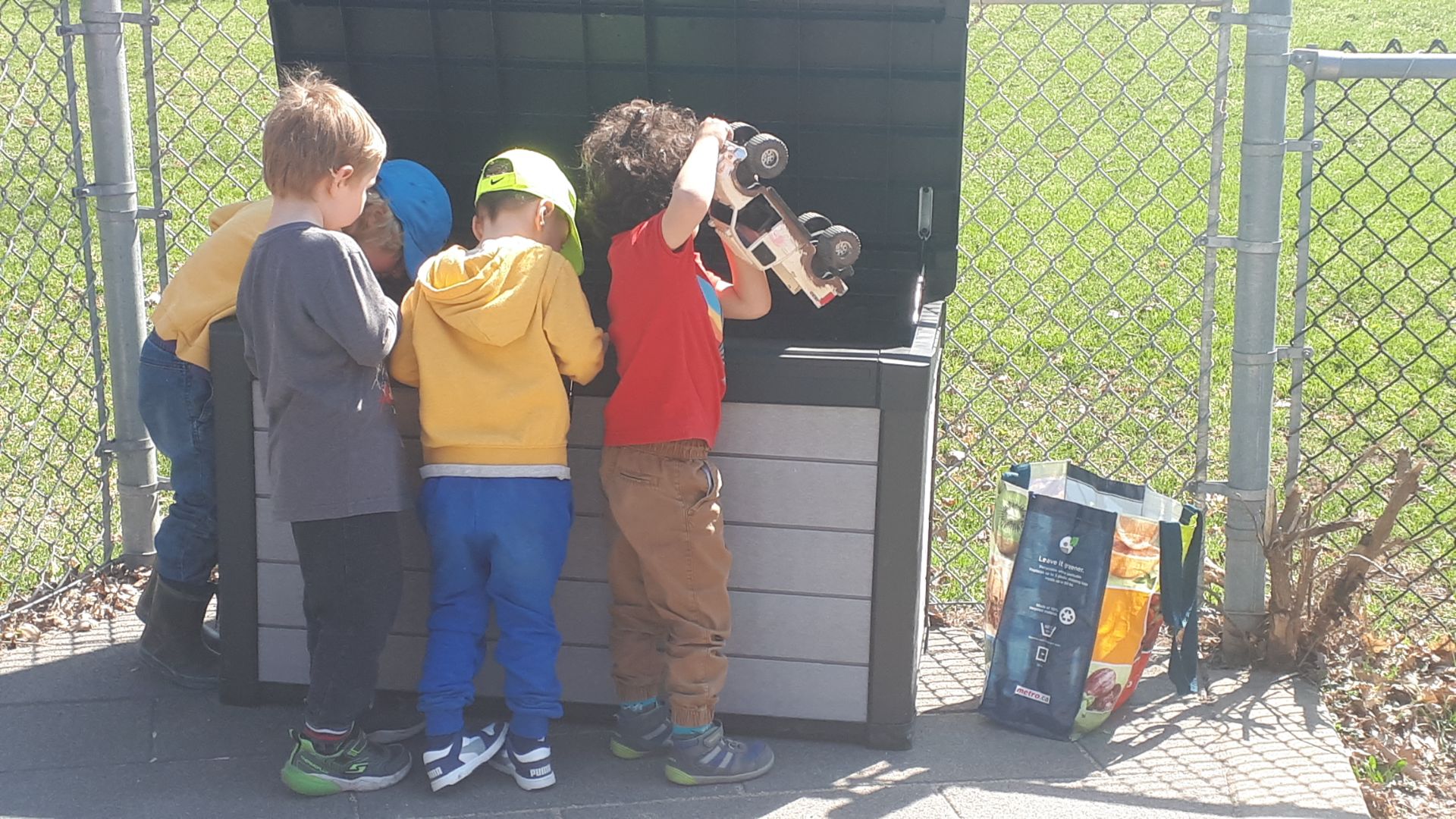 Des enfants du voisinage se partagent des jouets