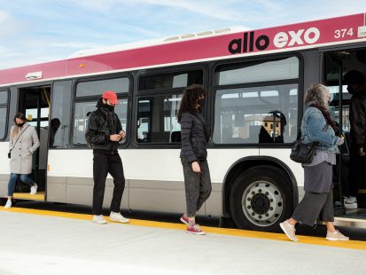 Des usagers de bus Exo.