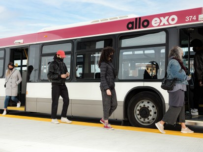 Des usagers de bus Exo.