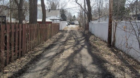 Destruction d'une ruelle gazonnée