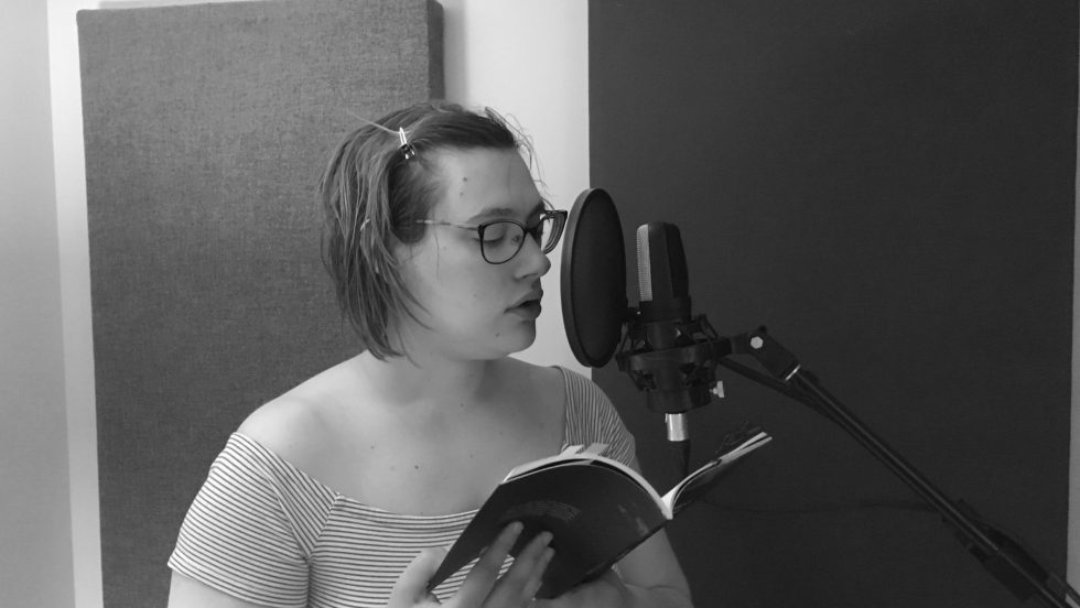 Aimée Verret en train de lire un livre pour enfants