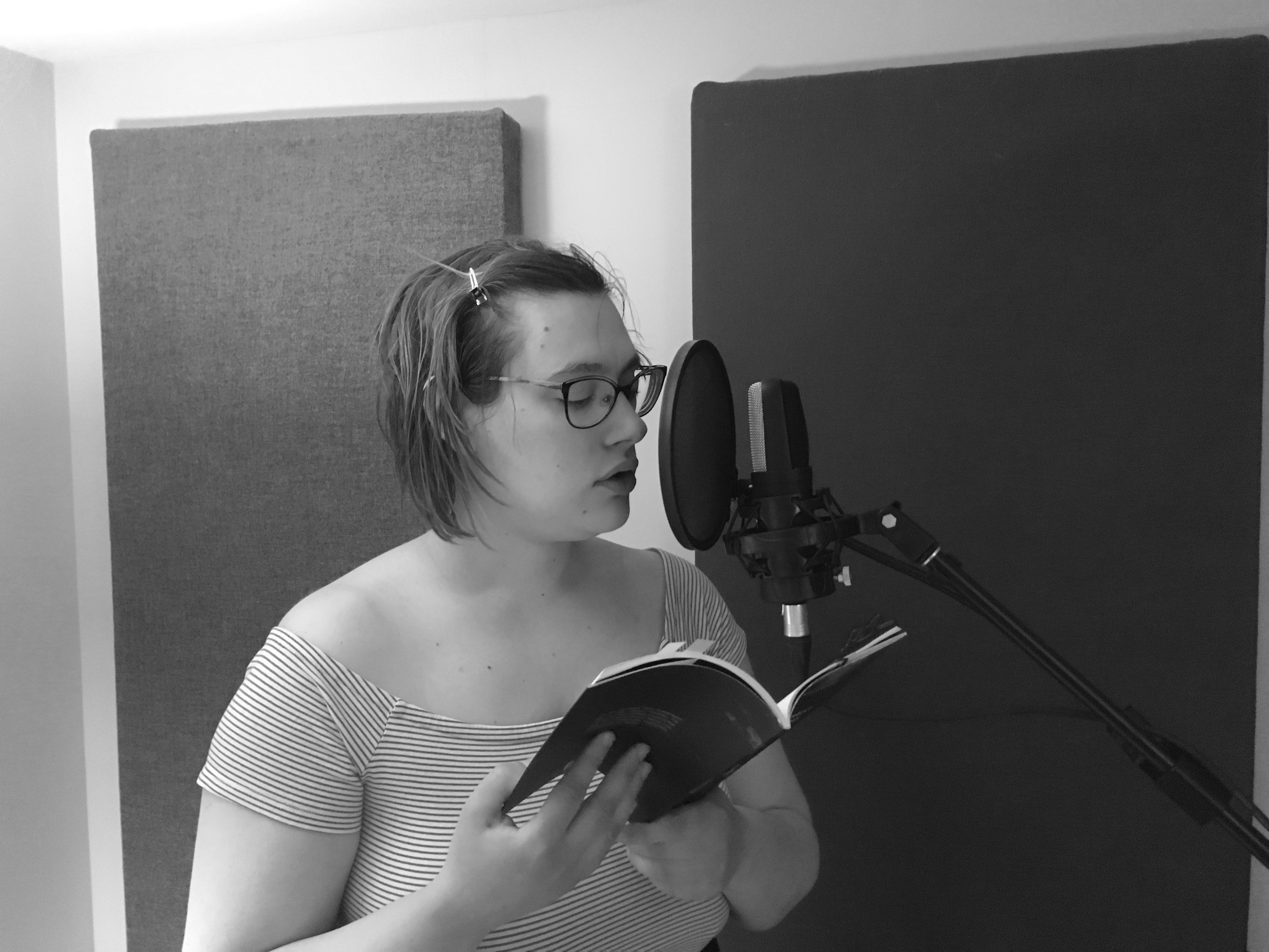 Aimée Verret en train de lire un livre pour enfants
