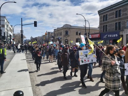 Des milliers de personnes ont manifesté contre les féminicides à Montréal et ailleurs le 2 avril 2021, après une vague de 8 féminicides en 8 semaines.