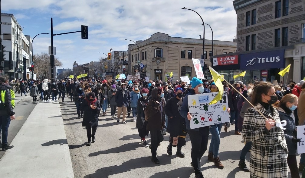 Des milliers de personnes ont manifesté contre les féminicides à Montréal et ailleurs le 2 avril 2021, après une vague de 8 féminicides en 8 semaines.