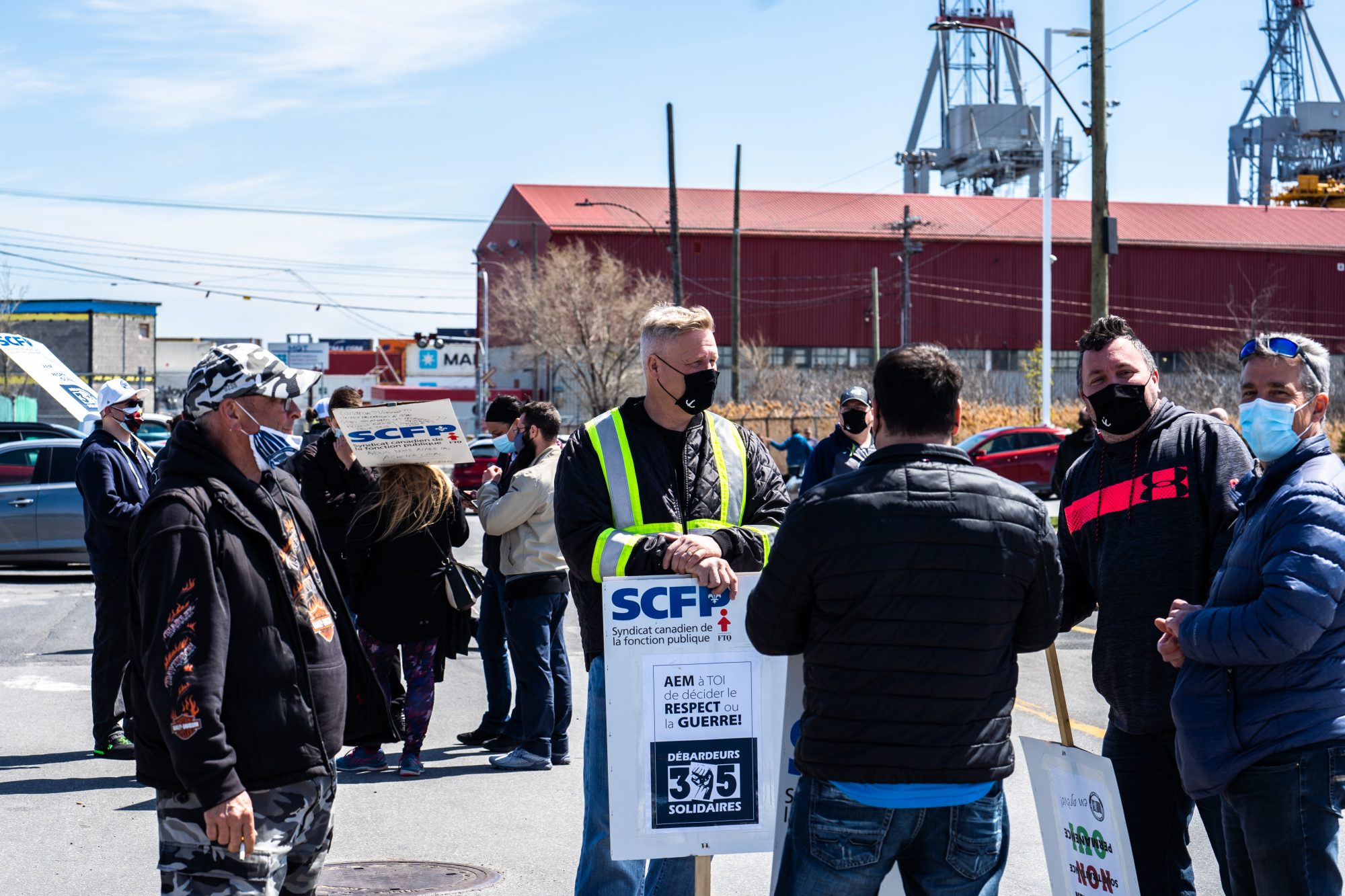 Les débardeurs du port de Montréal manifestent.
