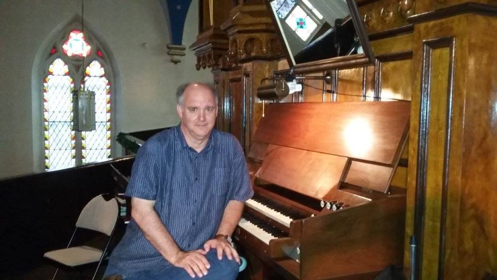 Marc-André Doran à l’orgue de l’église de la Visitation.