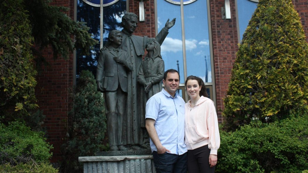 Joseph et sa femme devant la statue Don Bosco