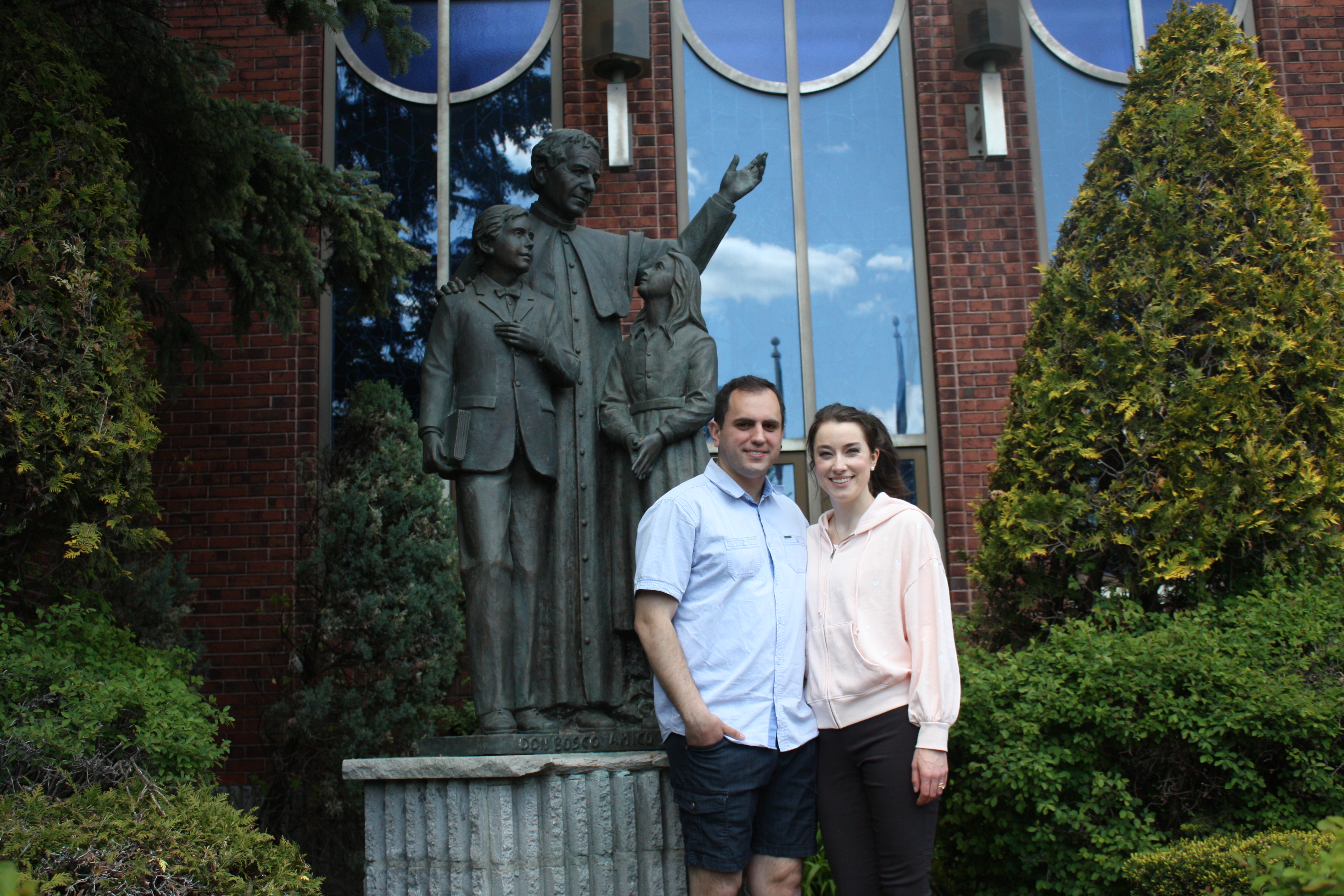 Joseph et sa femme devant la statue Don Bosco