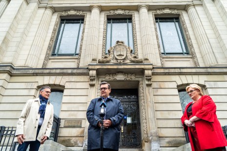Le candidat à la mairie Denis Coderre devant la bibliothèque St-Sulpice, accompagné des candidats Serge Sasseville et Chantal Rossi.