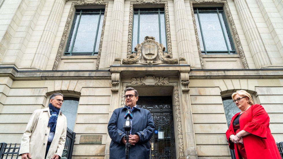 Le candidat à la mairie Denis Coderre devant la bibliothèque St-Sulpice, accompagné des candidats Serge Sasseville et Chantal Rossi.