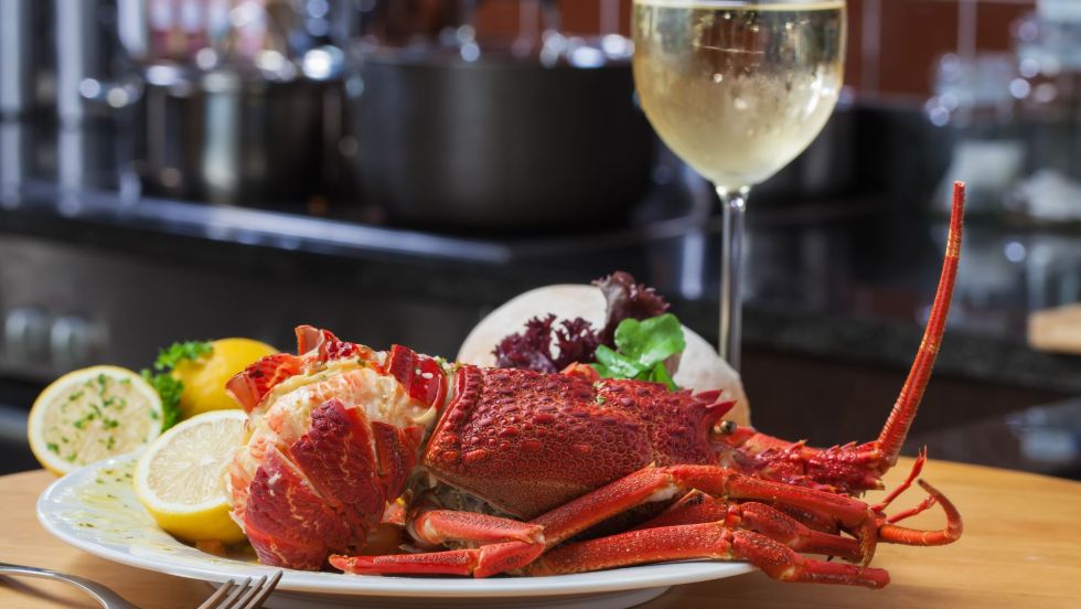 Assiette de homard avec verre de vin blanc