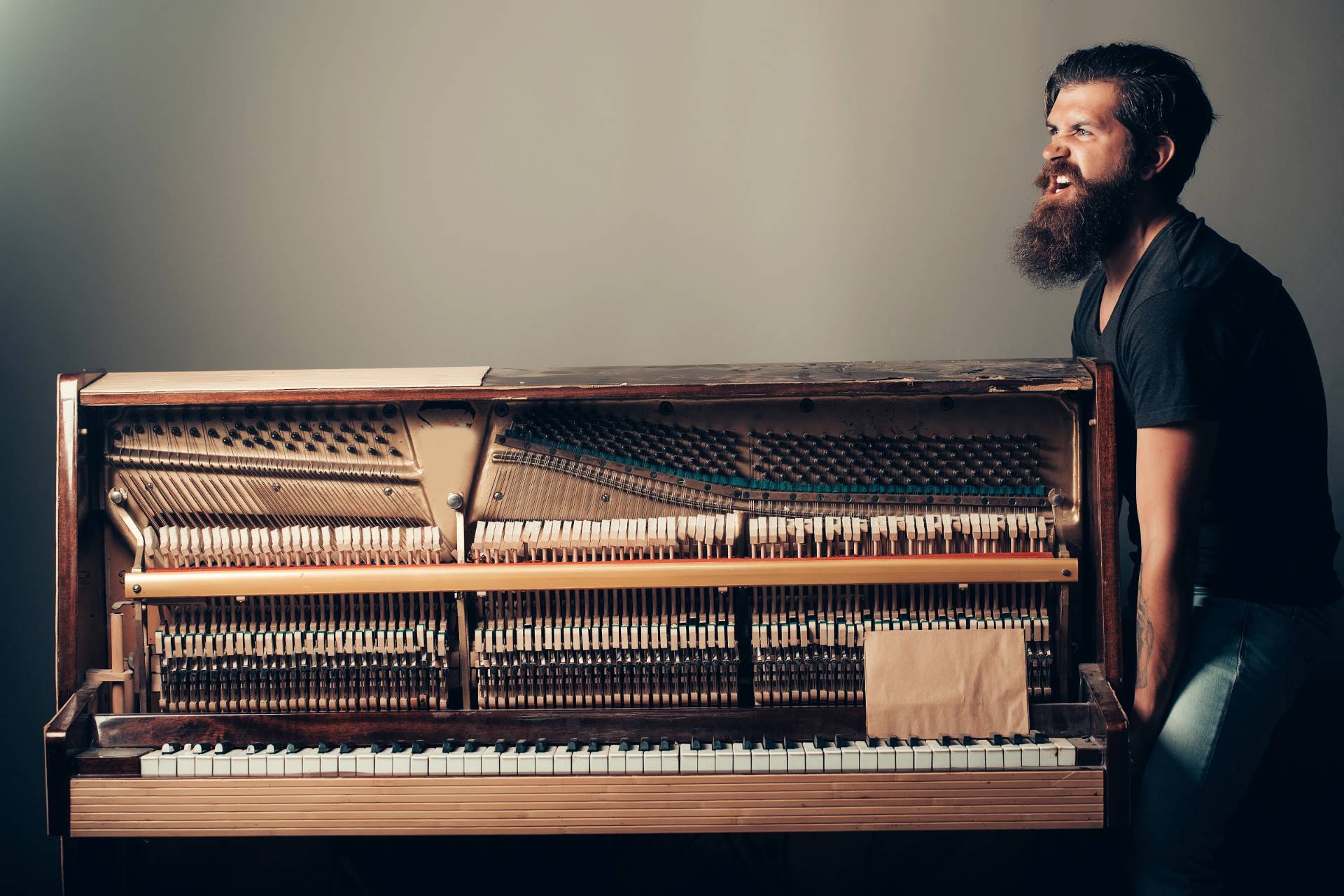 Homme d&eacute;m&eacute;nageant un piano seul