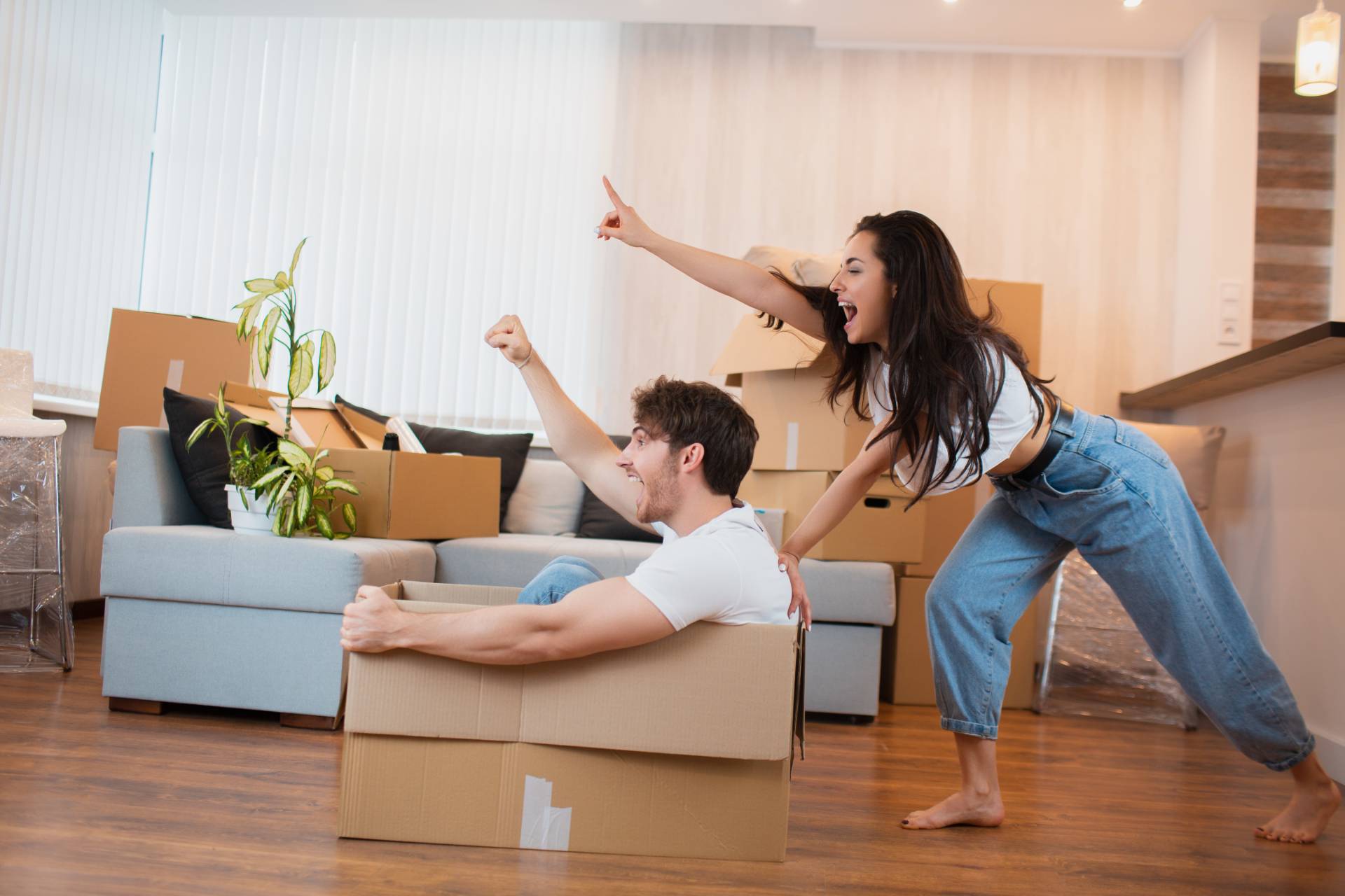 Couple s'amusant avec boites de d&eacute;m&eacute;nagement