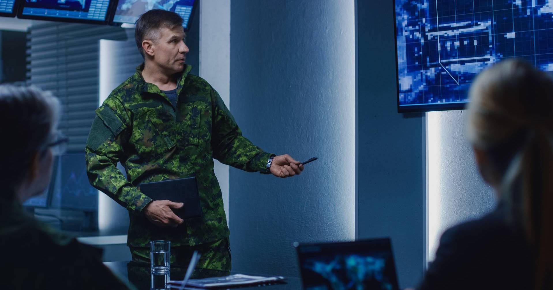 Militaire expliquant une stratégie