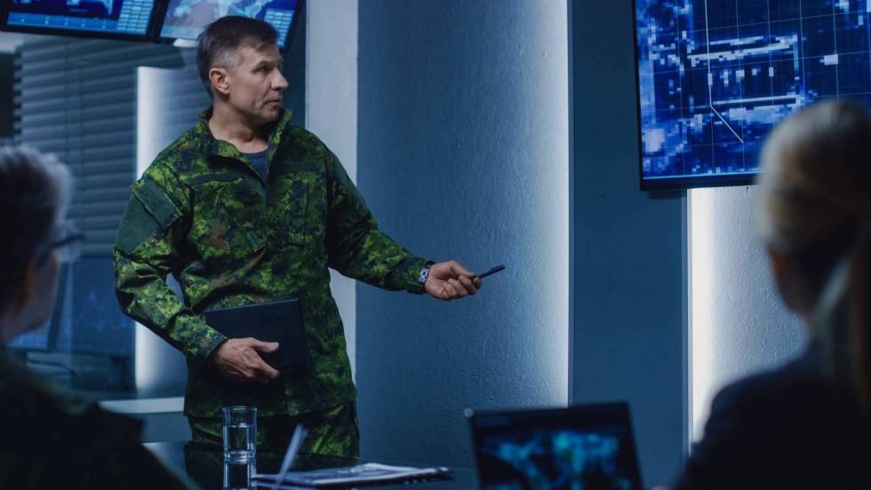 Militaire expliquant une stratégie