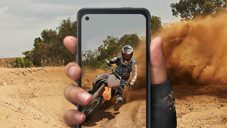 Muni d’une coque solide et d’un indice de protection IP68, le cellulaire résiste aux chutes, à la poussière et à l’eau. samsung galaxy xcover pro robuste résistant eau poussière utilisation extérieure